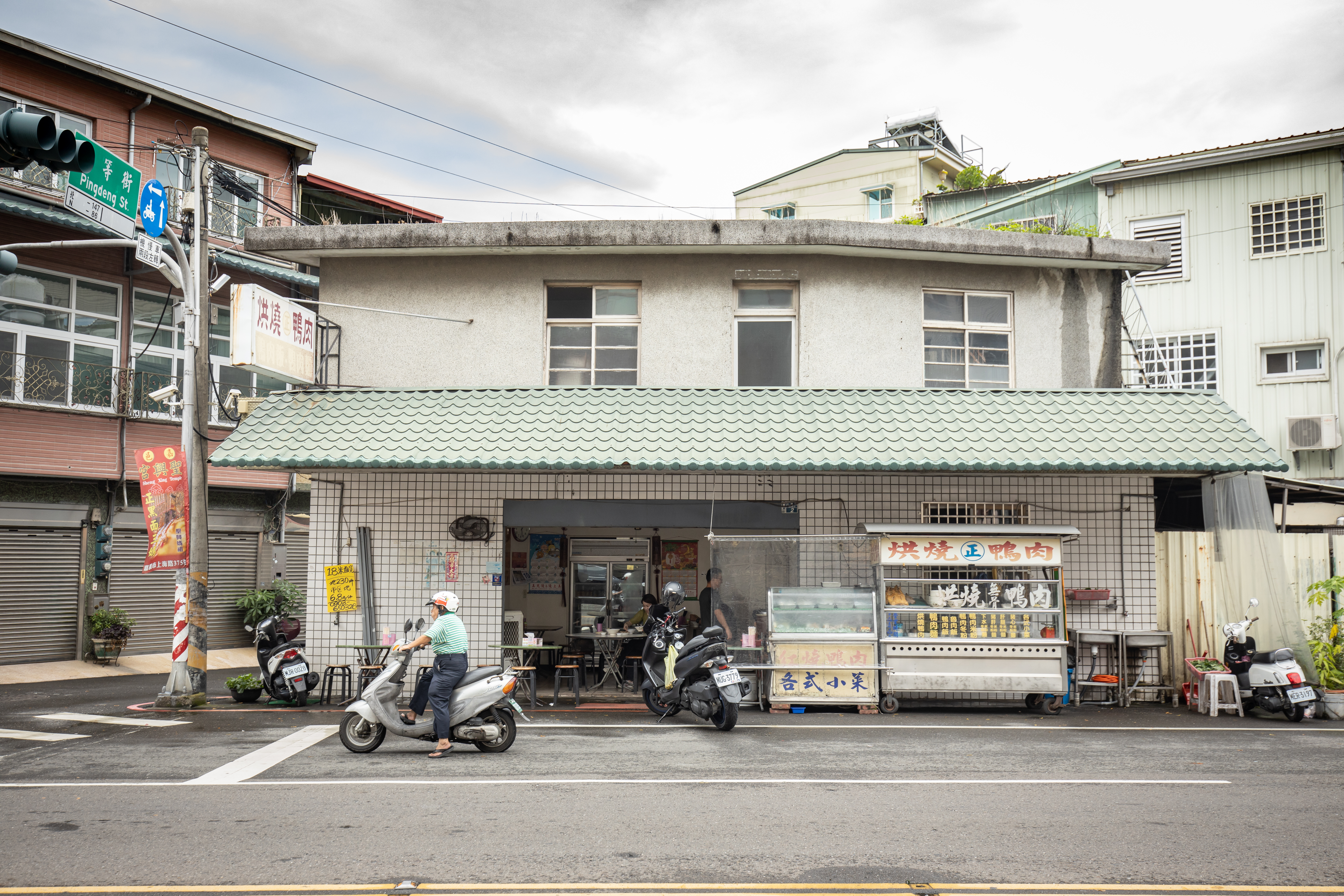 店面極簡不起眼，深受死忠鐵粉支持，每週從台中回嘉義都要來買。