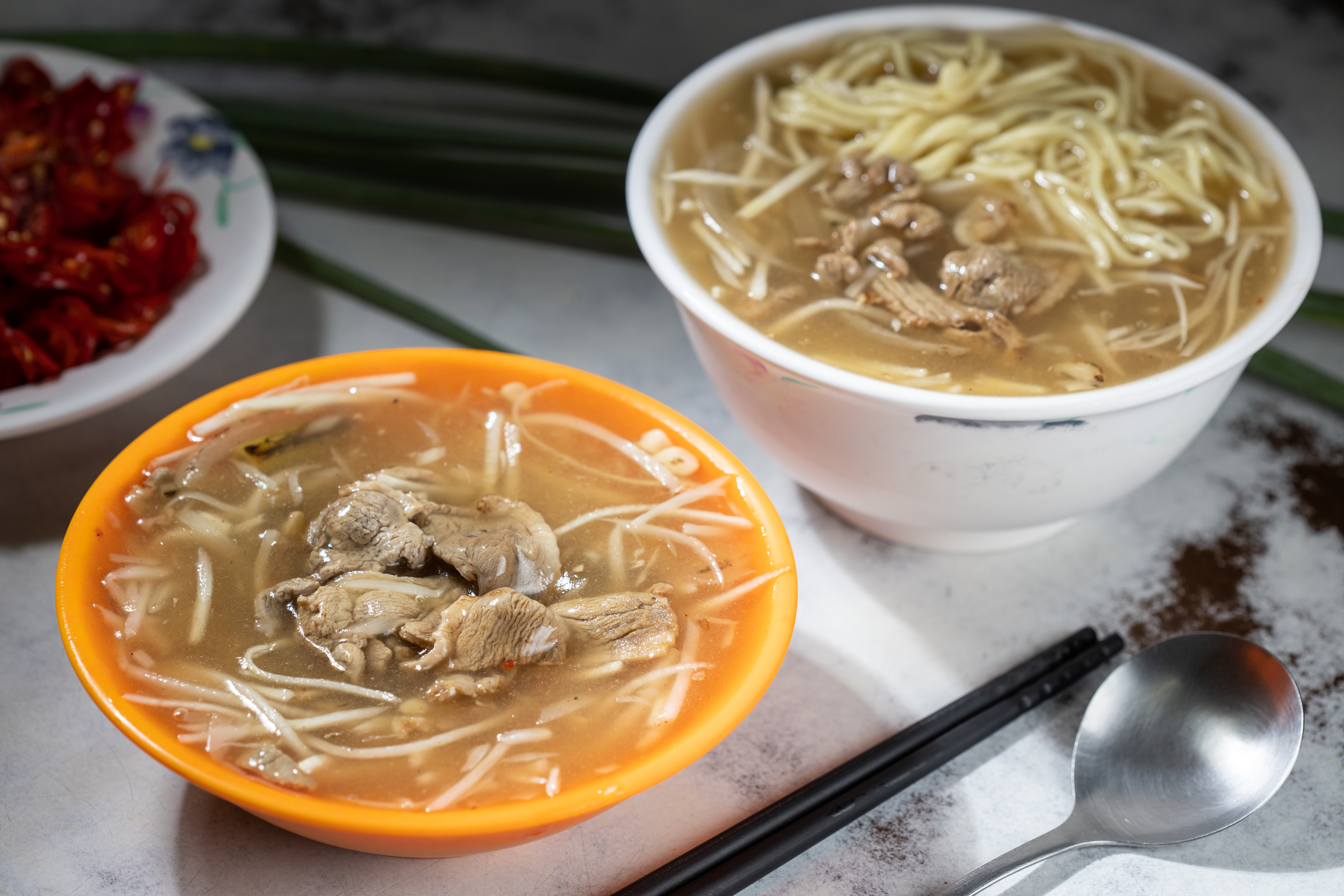 芡汁不厚重的「生炒鴨肉焿」（左，35元／碗）獨特之處在焦香及鑊氣。「焿麵」（右，40元／碗）加入油麵，更有飽足感。