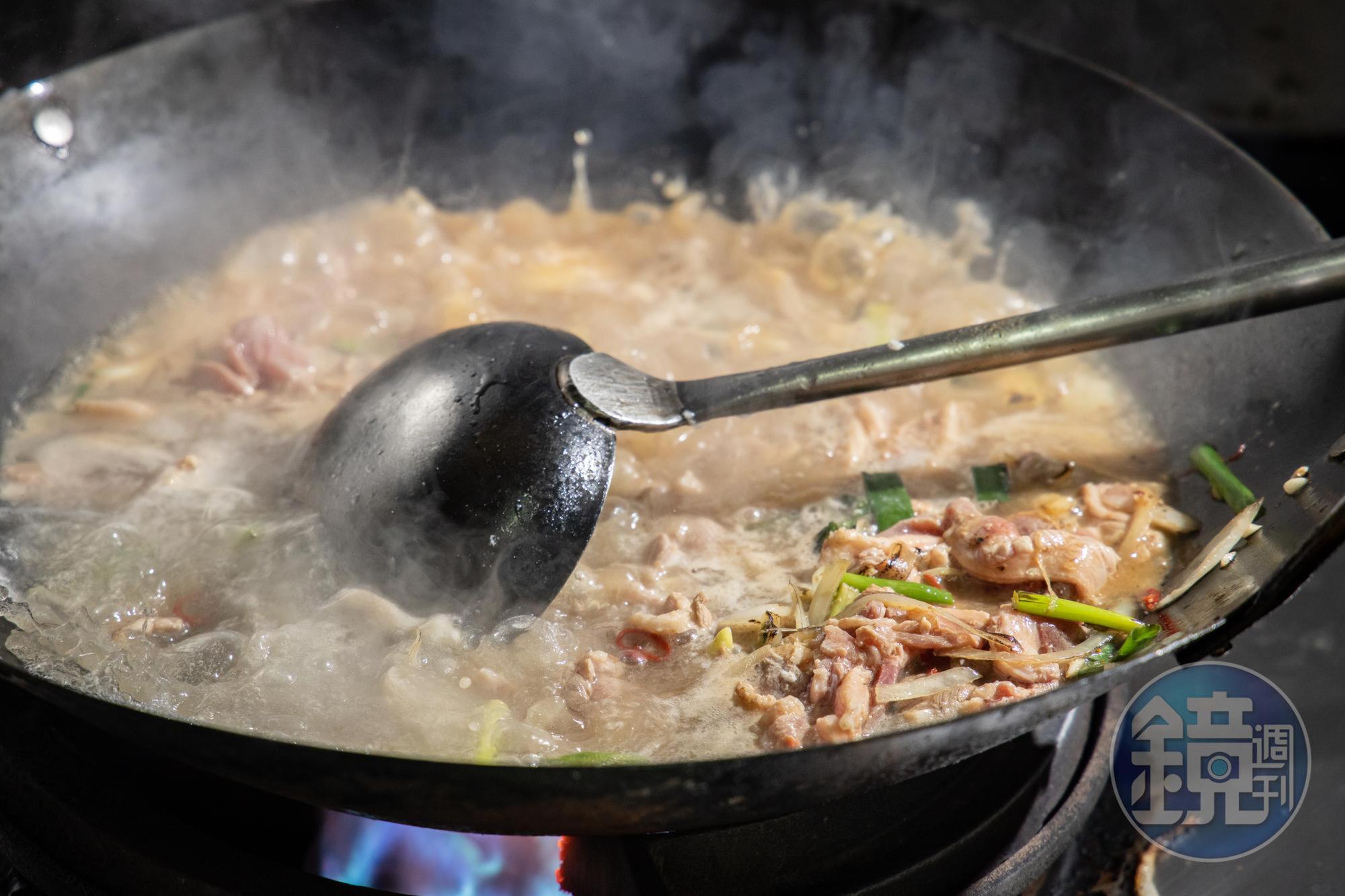 老闆會看鴨肉羹銷售速度，一鍋快用完再炒，不久放。