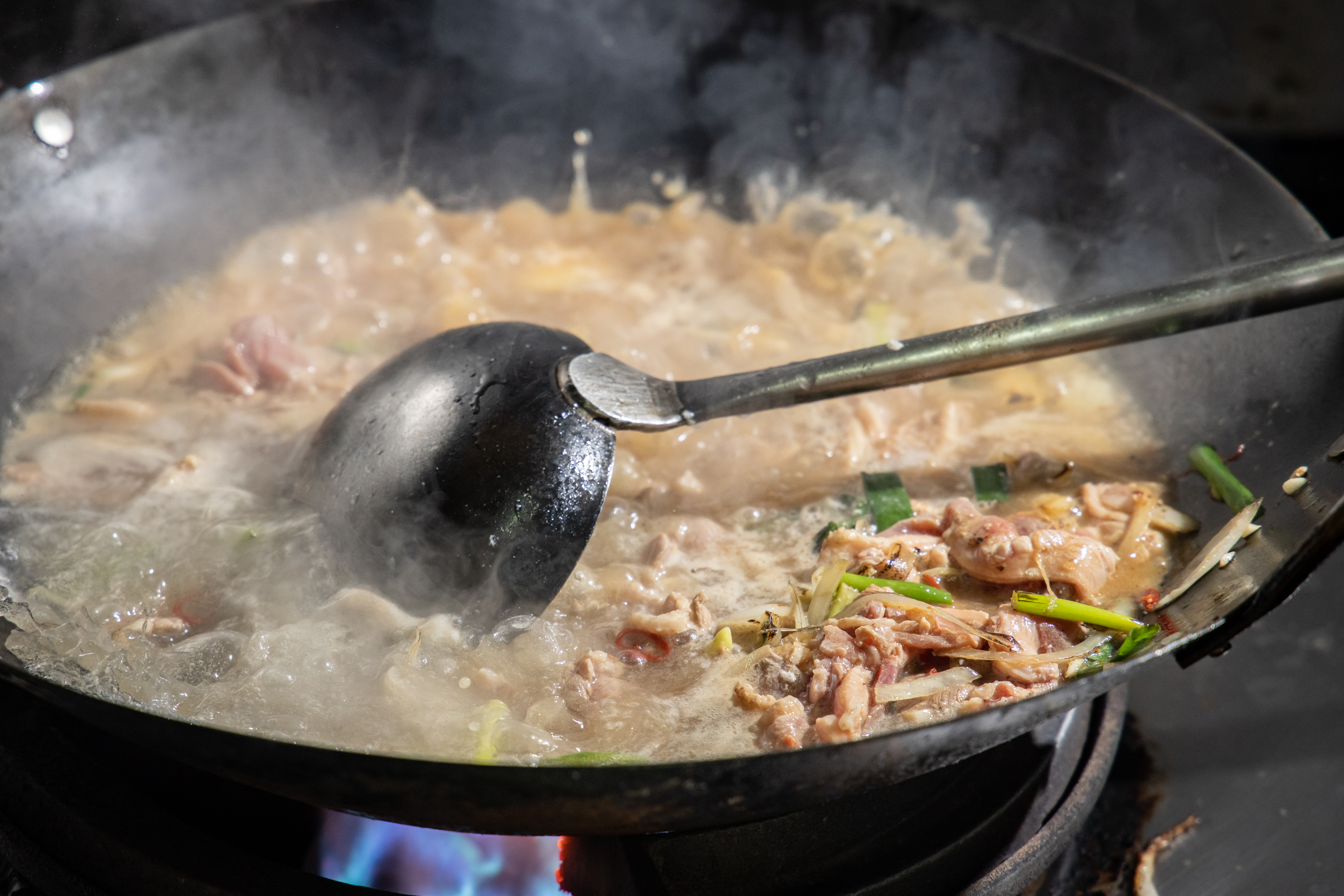 老闆會看鴨肉羹銷售速度，一鍋快用完再炒，不久放。