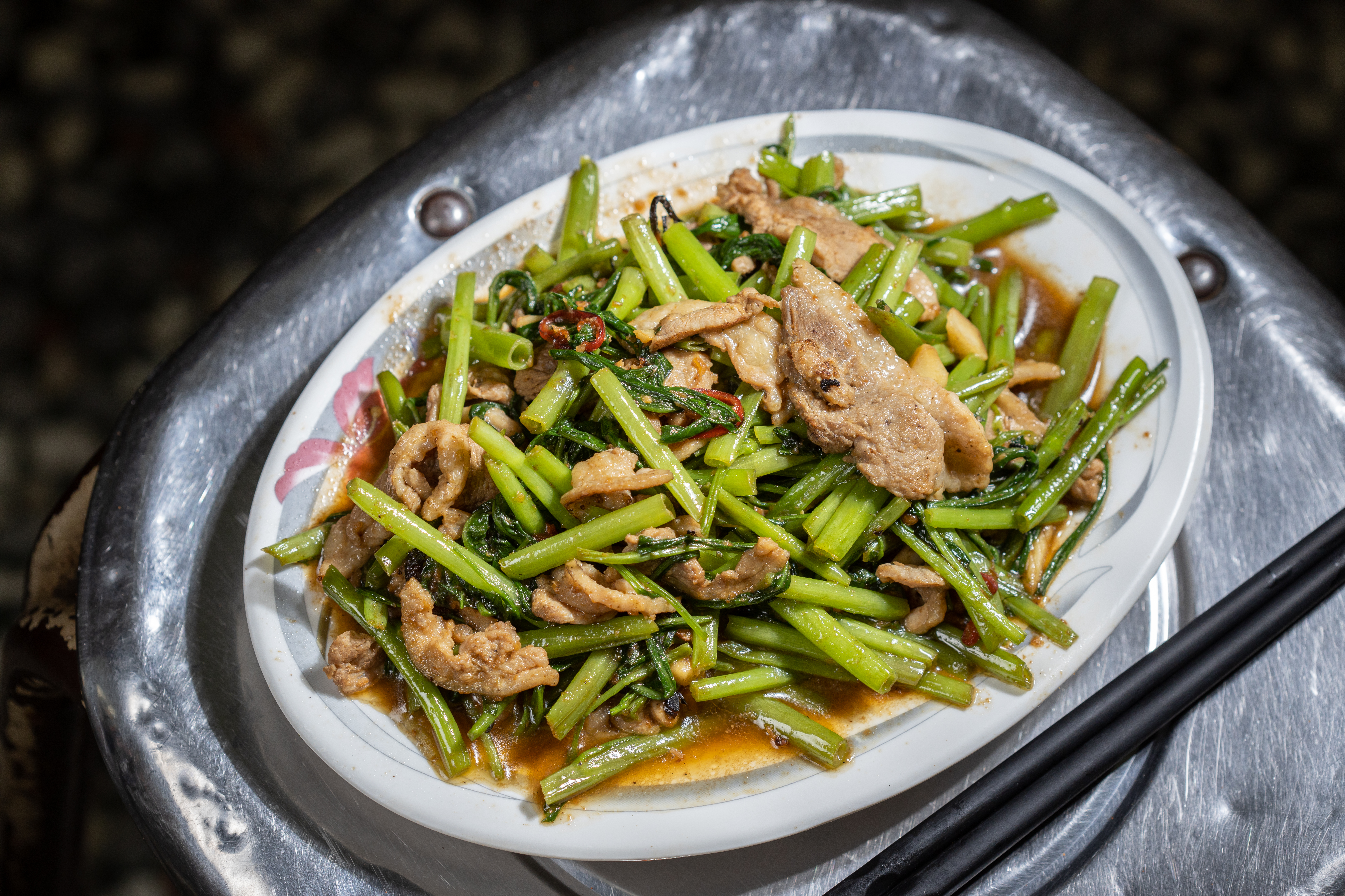 「生炒鴨肉」充滿沙茶醬香，是盜飯小偷。（80元／份）