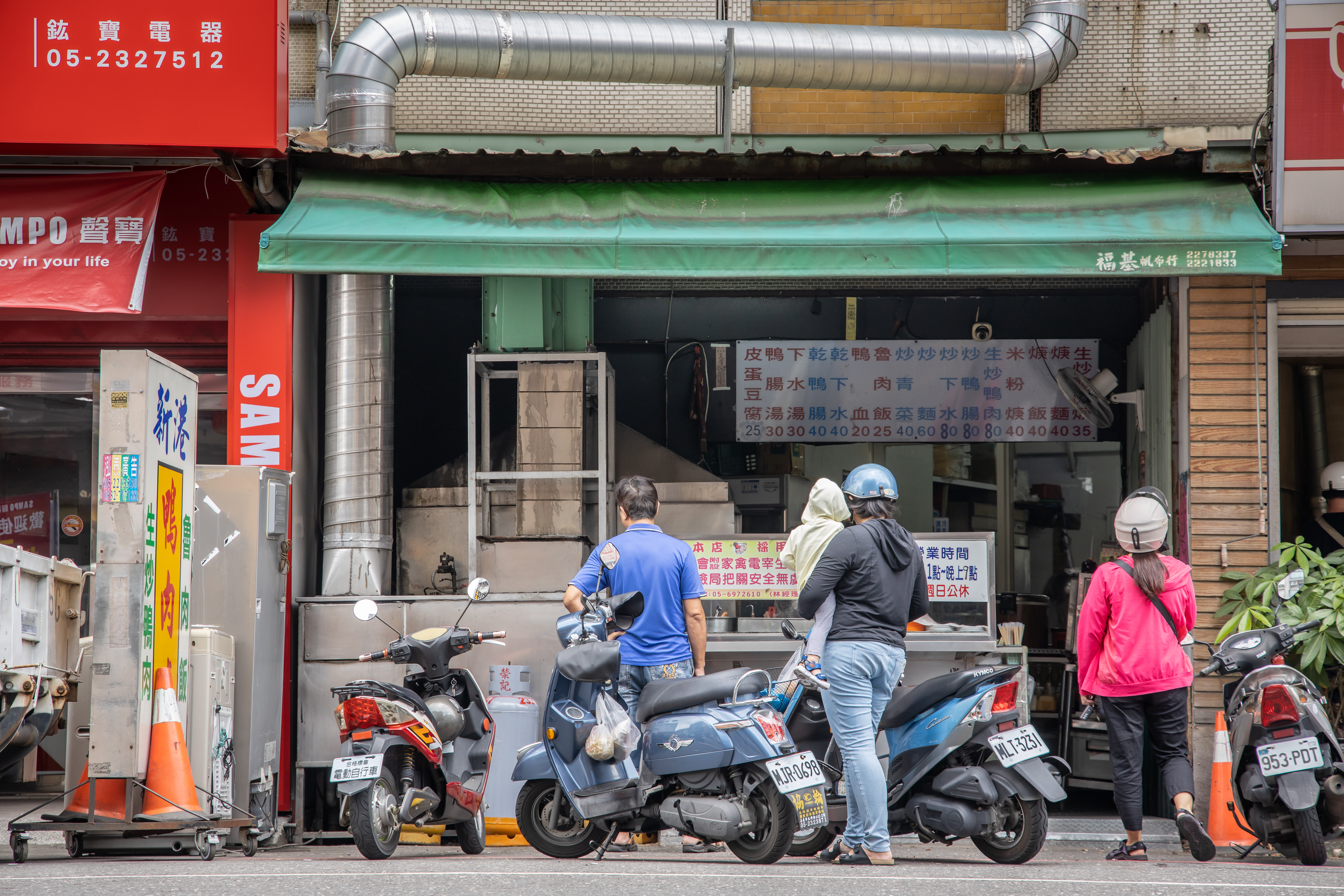「埤仔頭新港鴨肉焿」以純熟炒功、用料實在，擄獲食客。