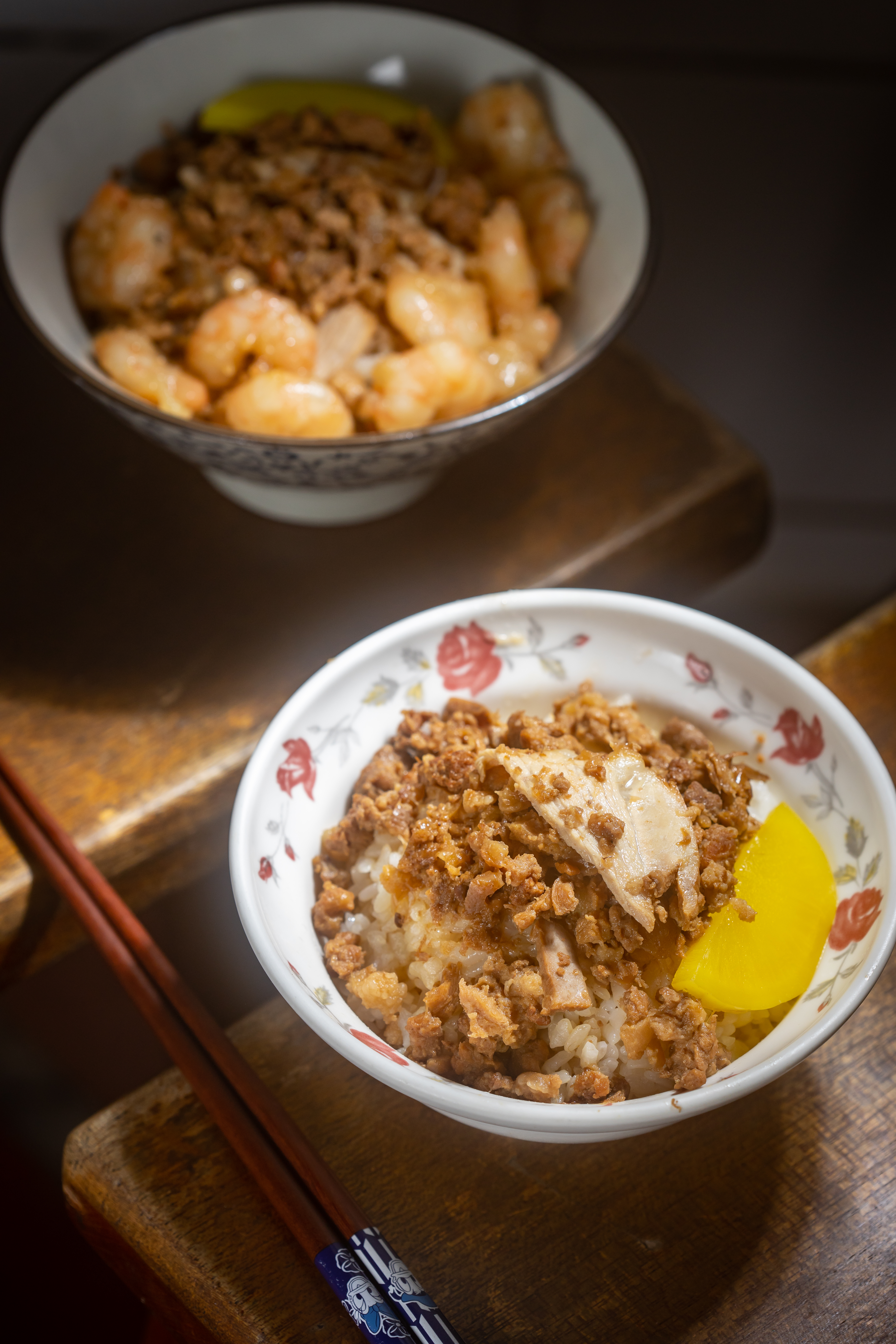 「魯肉飯」（前，25元／碗）肥瘦剛好，放上瘦肉，肉感大增。「蝦仁飯」（後，50元／碗）應常客敲碗要求，編列為正式品項。