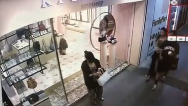 女竊賊先站在店門口觀望後進入。（翻攝自爆料公社臉書社團）