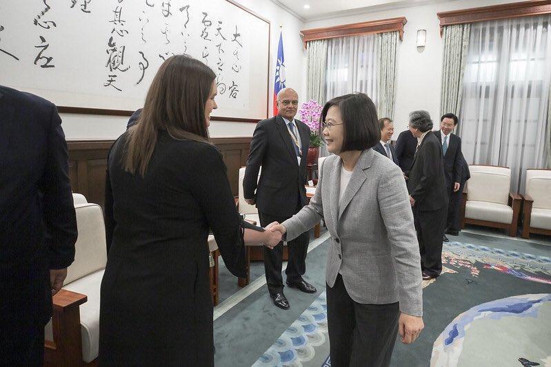 2019年10月,卸下發言人職務的桑德斯(左)來台參加論壇,與總統蔡英文(右)見面。(翻攝自Twitter/SarahHuckabee)