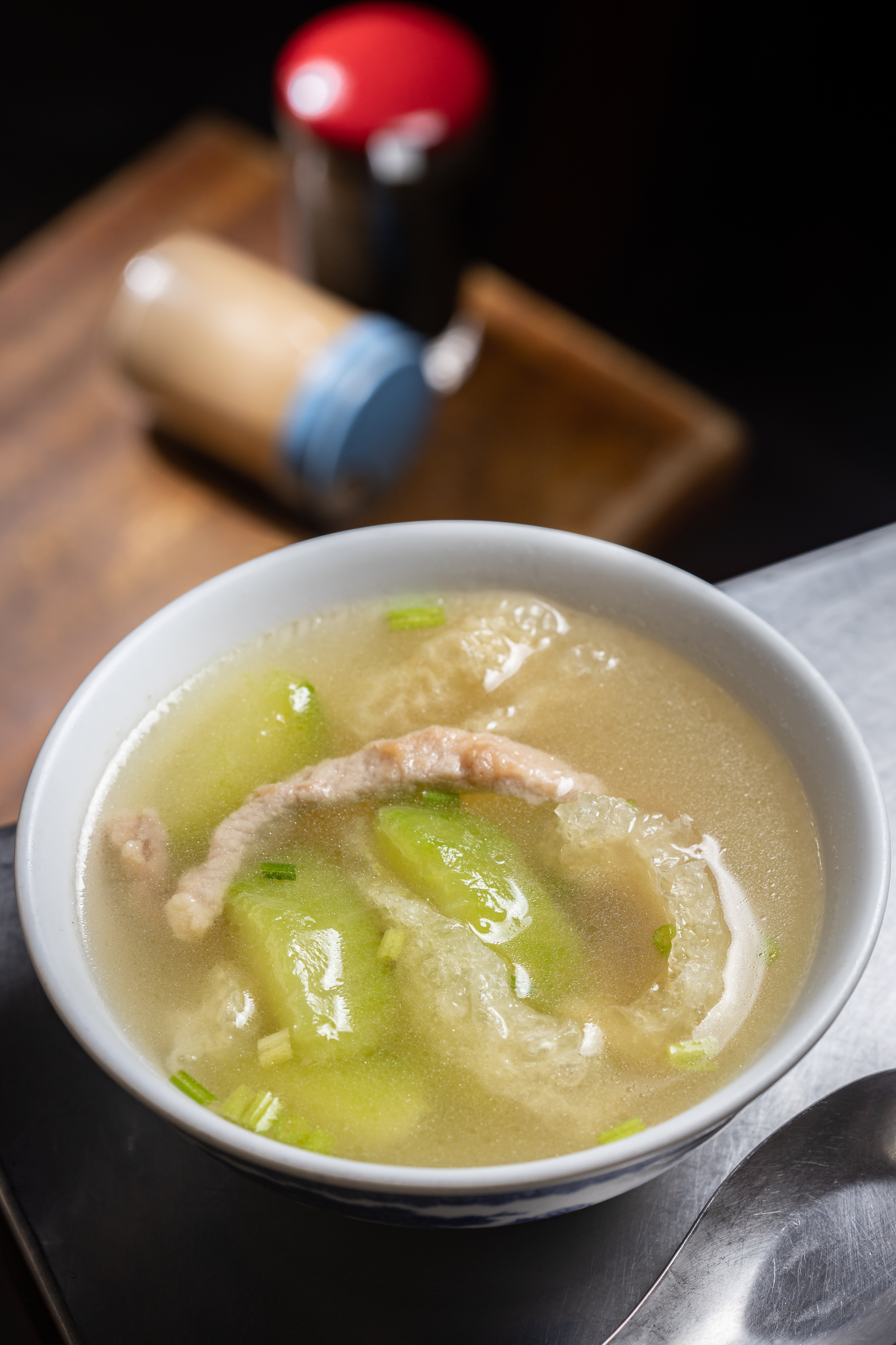 「胡瓜湯」以前放黑木耳，現在改用膨皮（炸豬皮）搭配大黃瓜。（15元／碗）