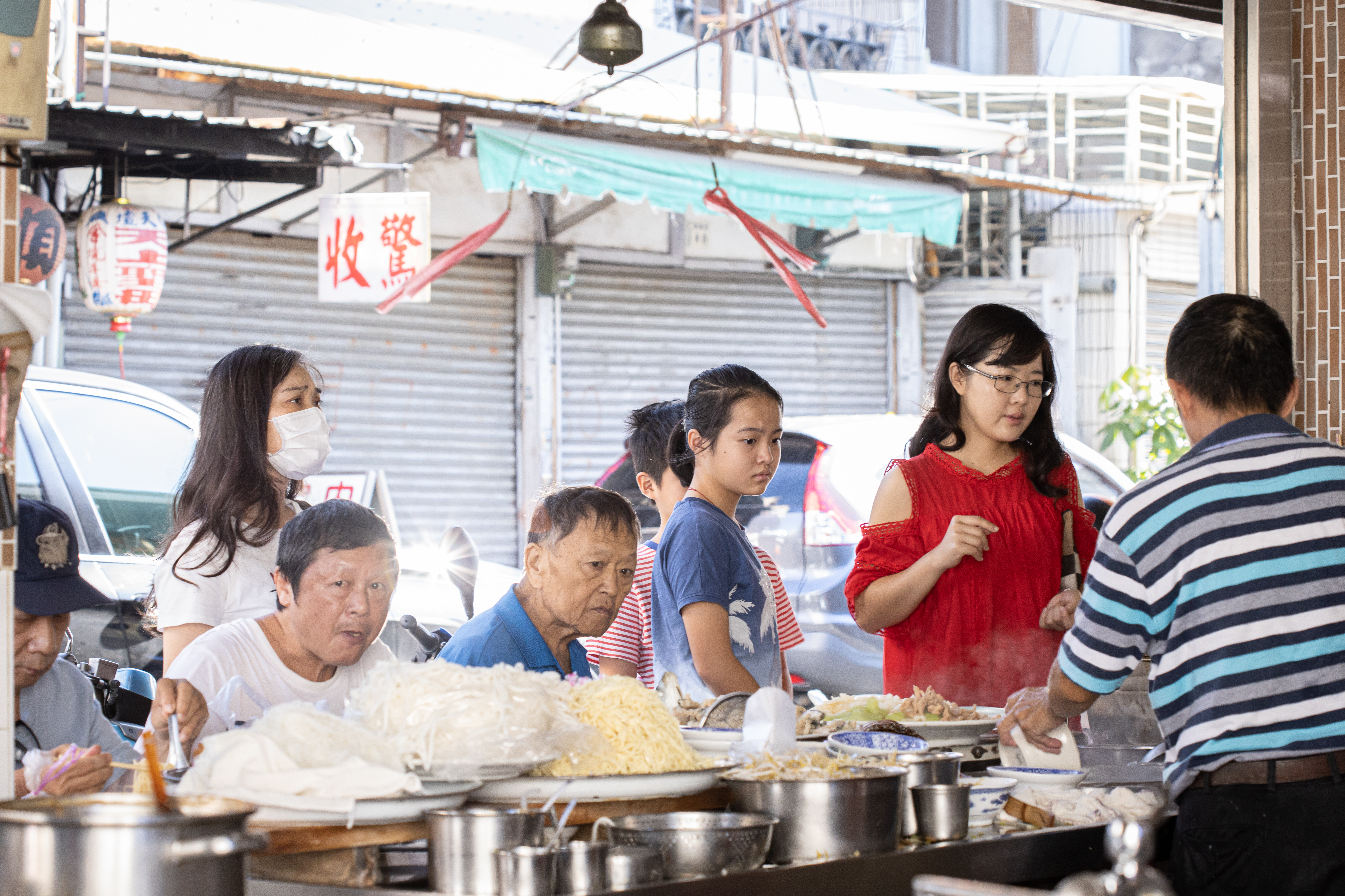 建議早點來坐在攤子前感受嘉義懷舊早餐的搖滾。