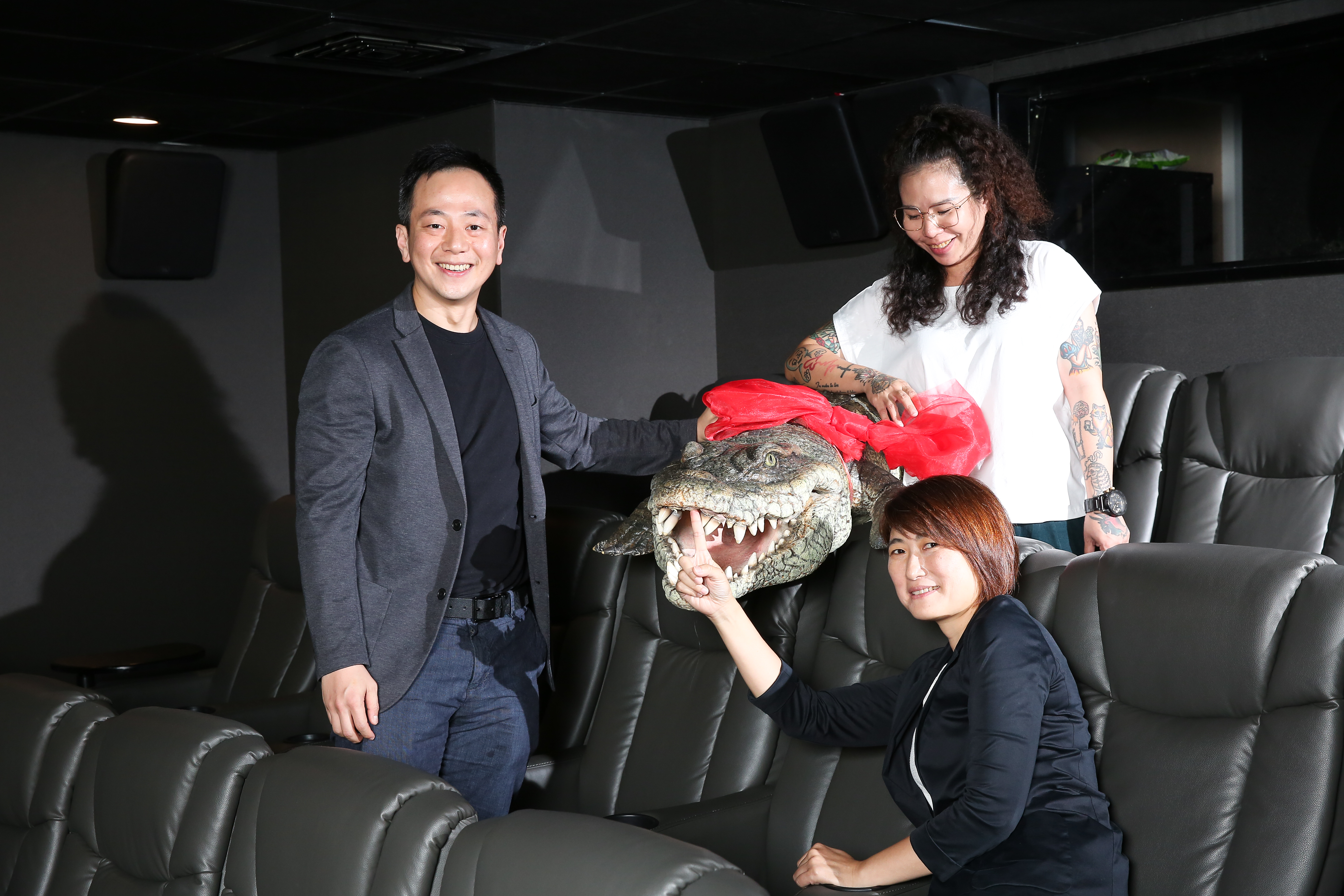 車庫娛樂創辦人張心望（左）帶領公司成為韓國「泛亞太內容基金」成員，也確定將投資油丁長鈺（右前）和黃小芬（右後）擔任製片的國片《時失兩公里》。