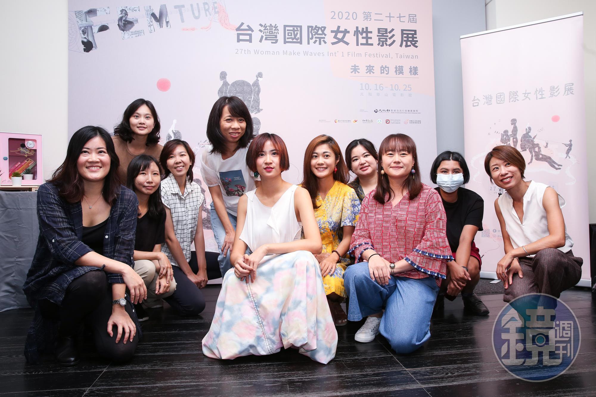 9m88(中)與策展人羅珮嘉(左一)、影展主席王君琦(右一),及影展台灣競賽入圍的女導演們合影。