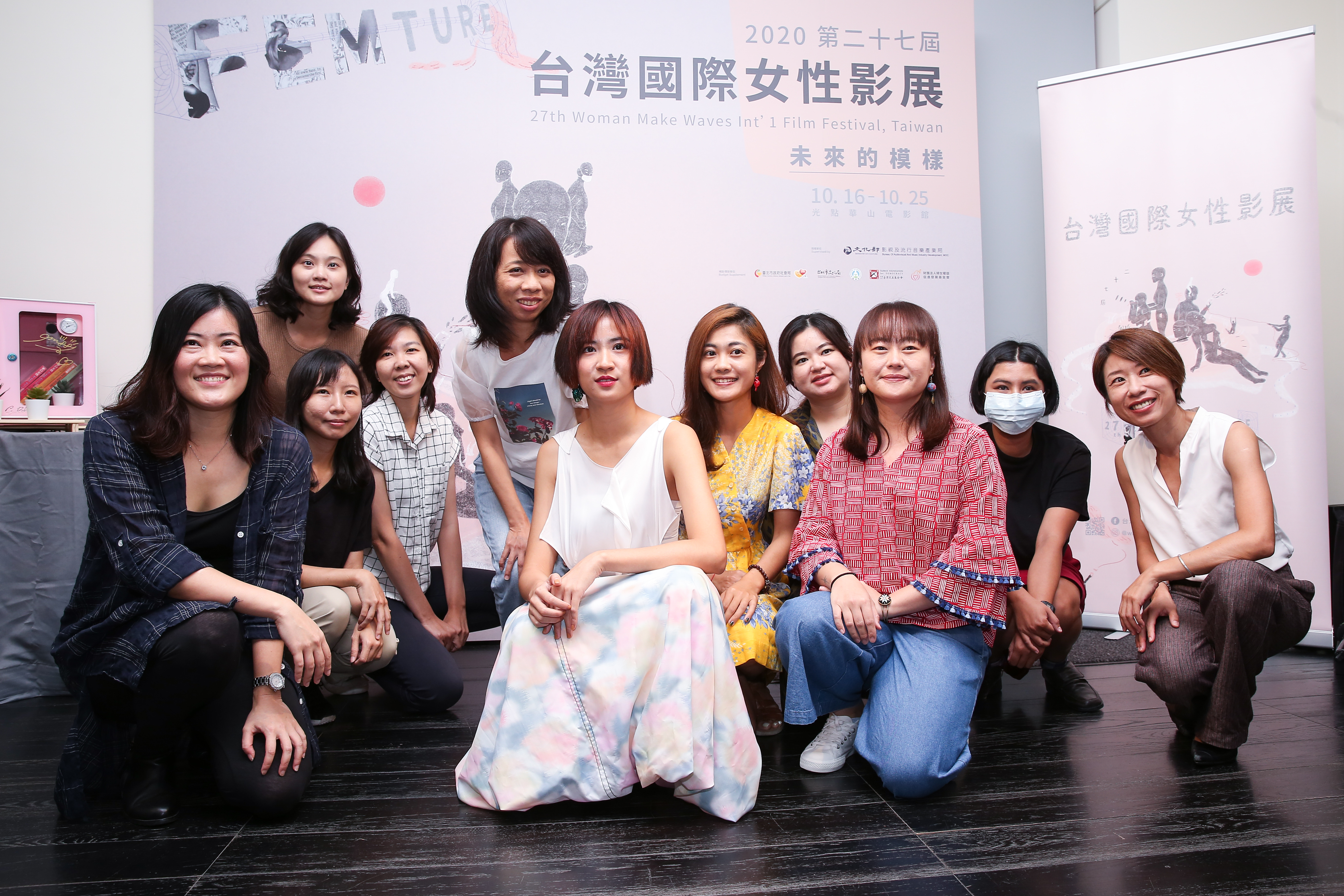 9m88（中）與策展人羅珮嘉（左一）、影展主席王君琦（右一），及影展台灣競賽入圍的女導演們合影。