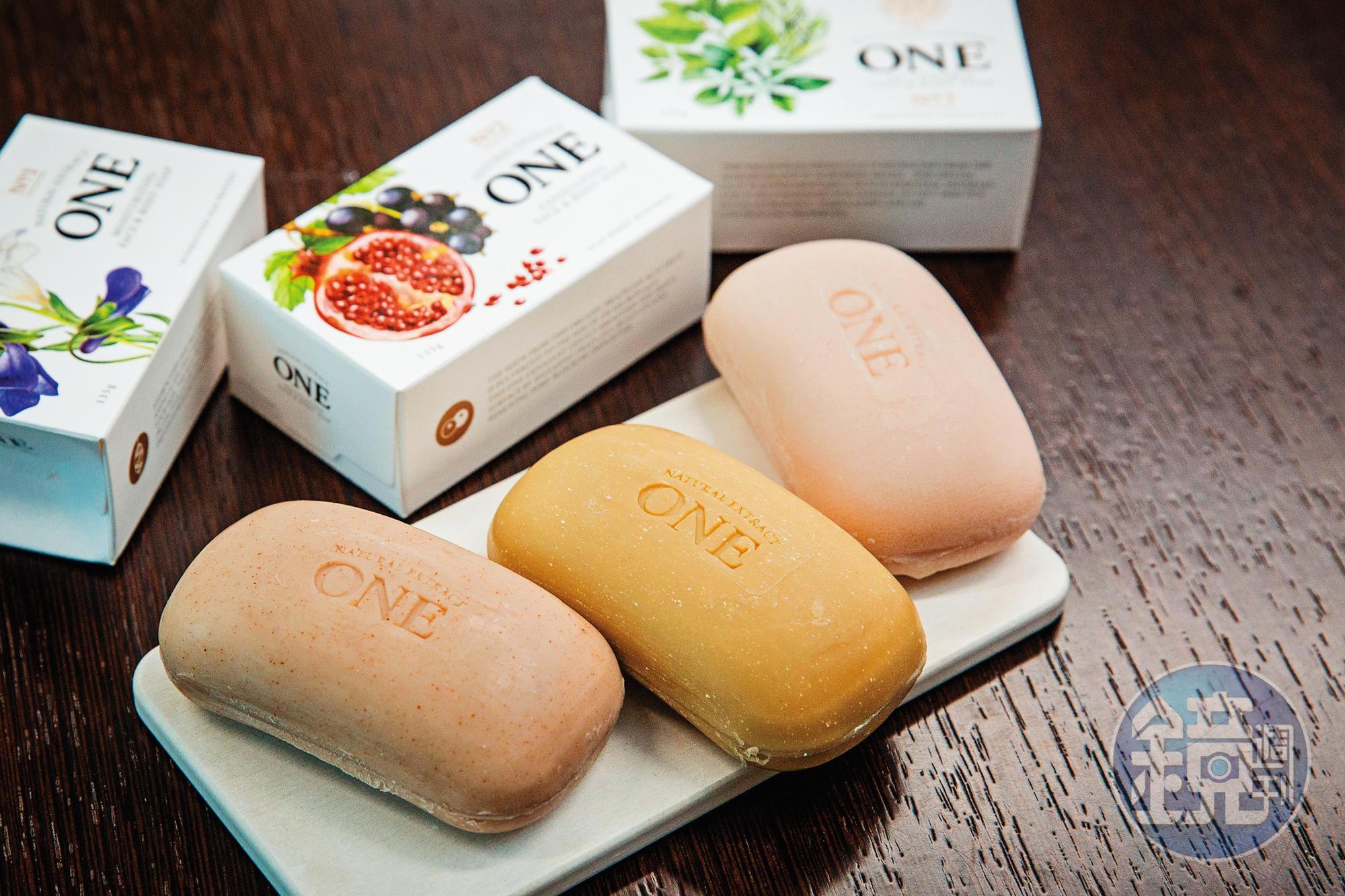 自創「ONE」美肌皂品牌，主打潔淨、透亮、保溼3種不同機能，搭配珪藻土盤，切入伴手禮市場。（900元／套）