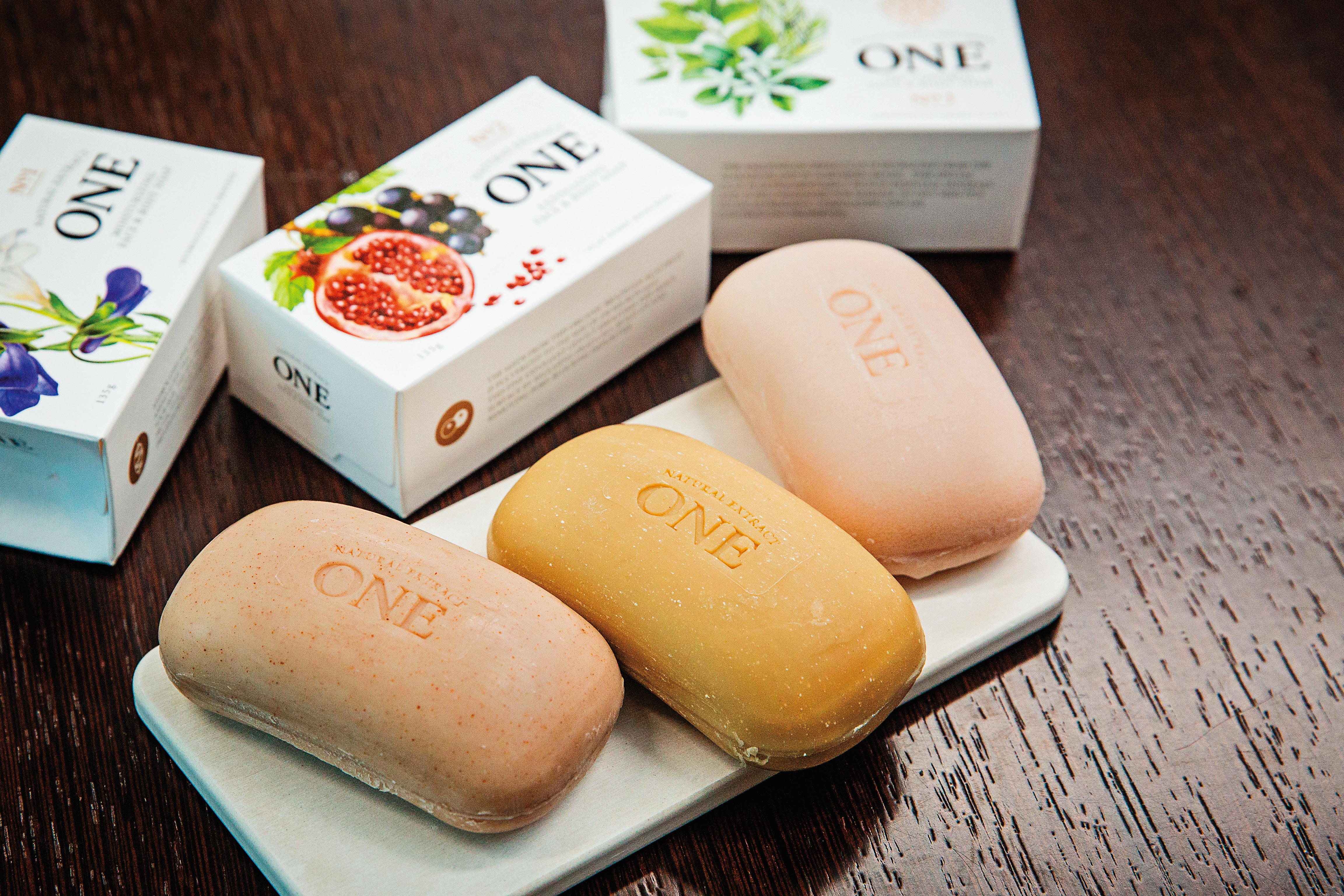 自創「ONE」美肌皂品牌，主打潔淨、透亮、保溼3種不同機能，搭配珪藻土盤，切入伴手禮市場。（900元／套）