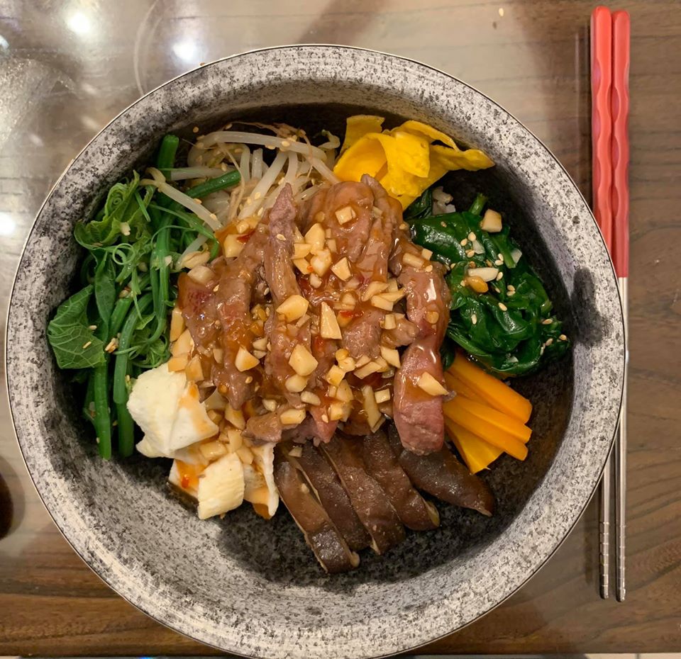 平常減肥少吃米飯，趁老婆不在家，自己做「韓國石鍋拌飯」。