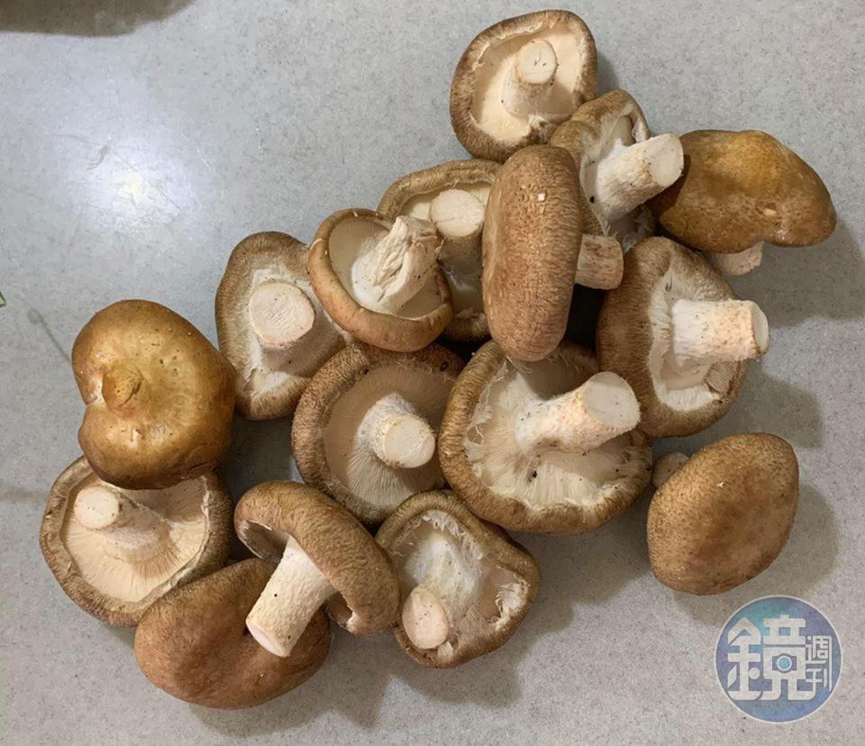 代表黑色的新鮮香菇1包。