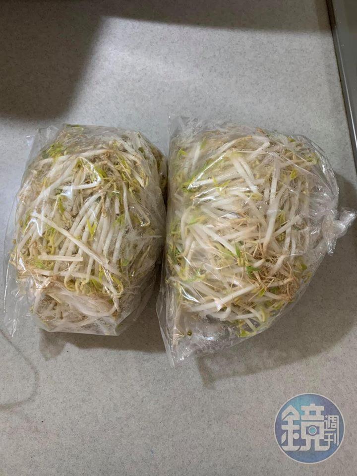 象徵白色的豆芽菜2包。