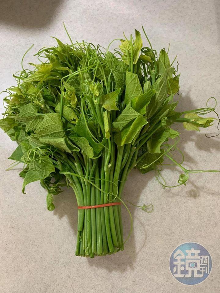 青色代表的龍鬚菜1把。
