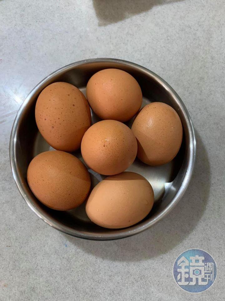 代表白與黃色的雞蛋6顆。