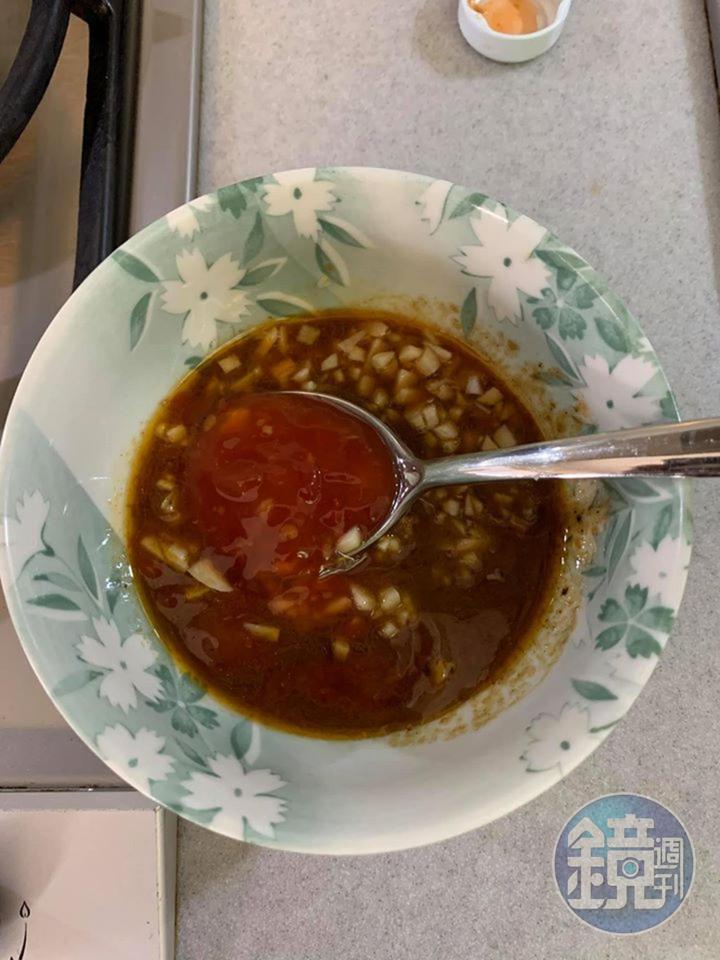 調製拌飯醬汁。