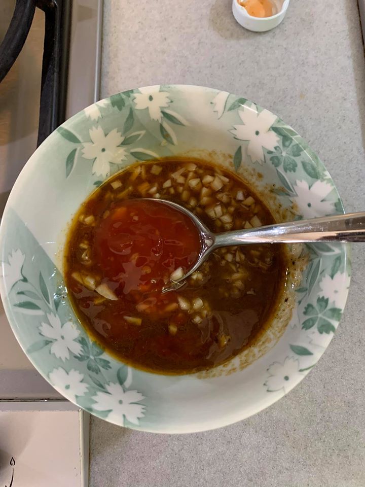 調製拌飯醬汁。