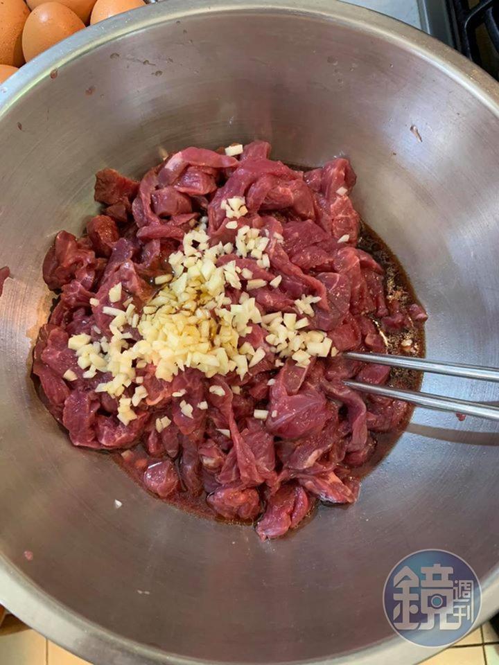 加入蒜末丶麻油及醬油醃牛肉。