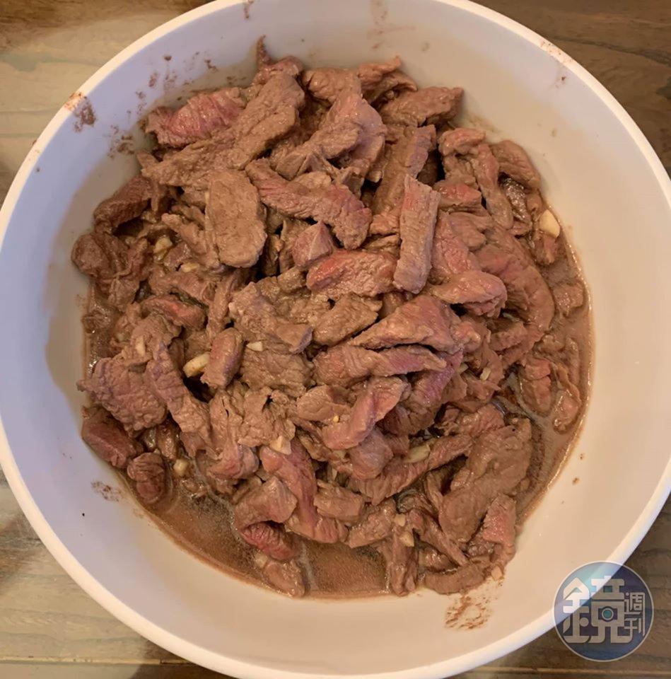 牛肉炒熟裝碗。