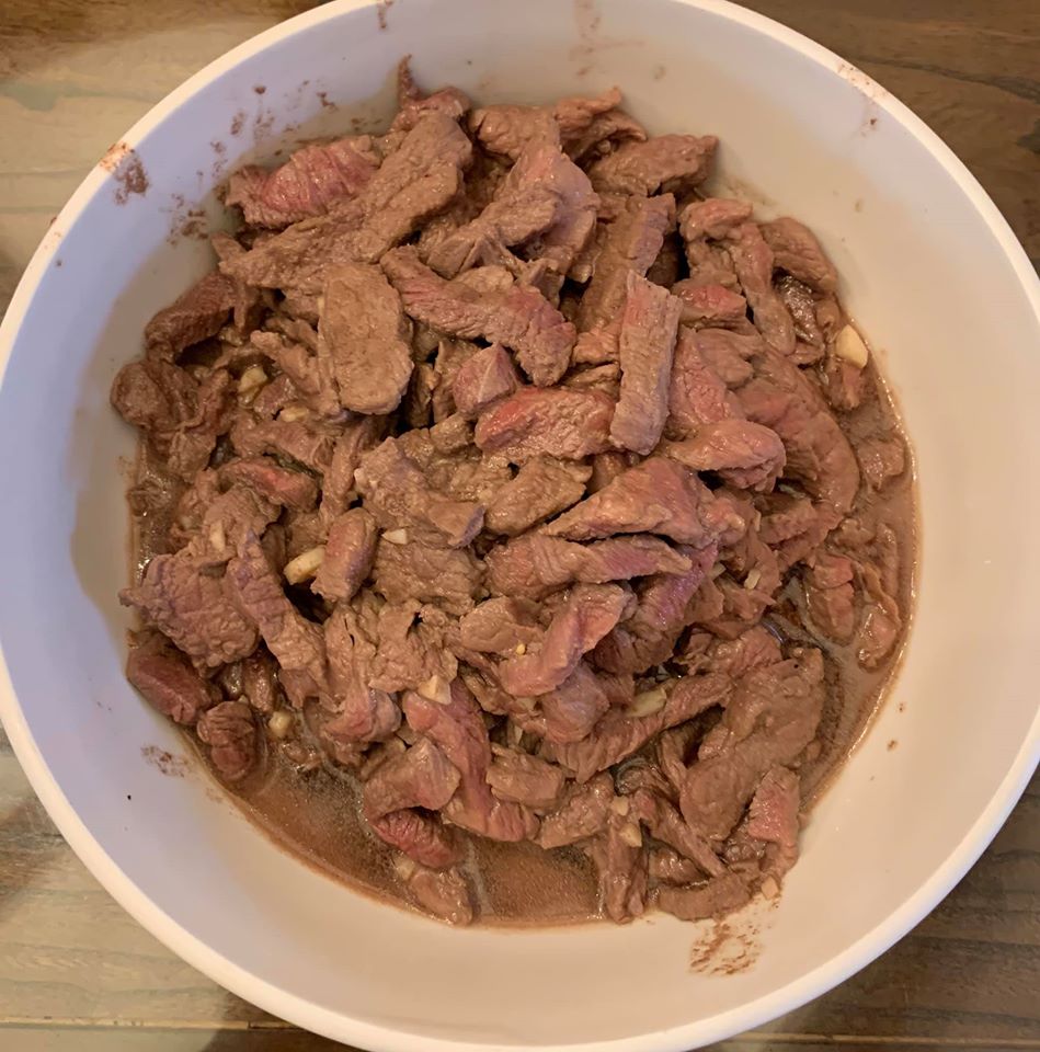 牛肉炒熟裝碗。