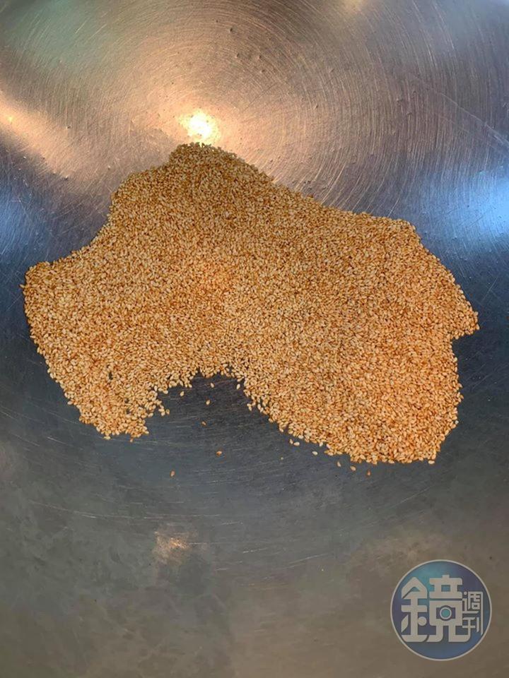 白芝麻乾鍋爆香。