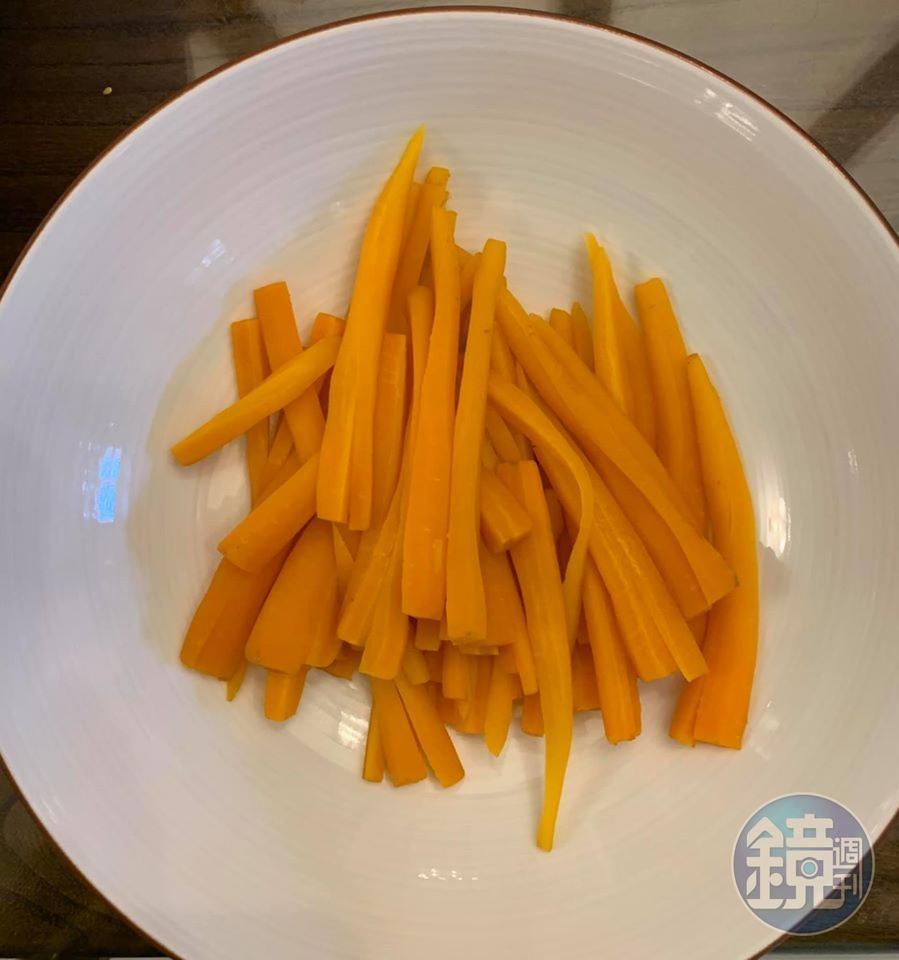 以白酒煮軟的小紅蘿蔔切條。