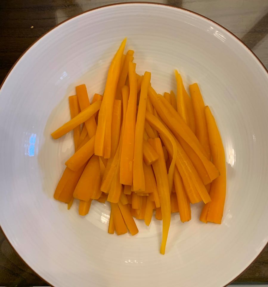 以白酒煮軟的小紅蘿蔔切條。