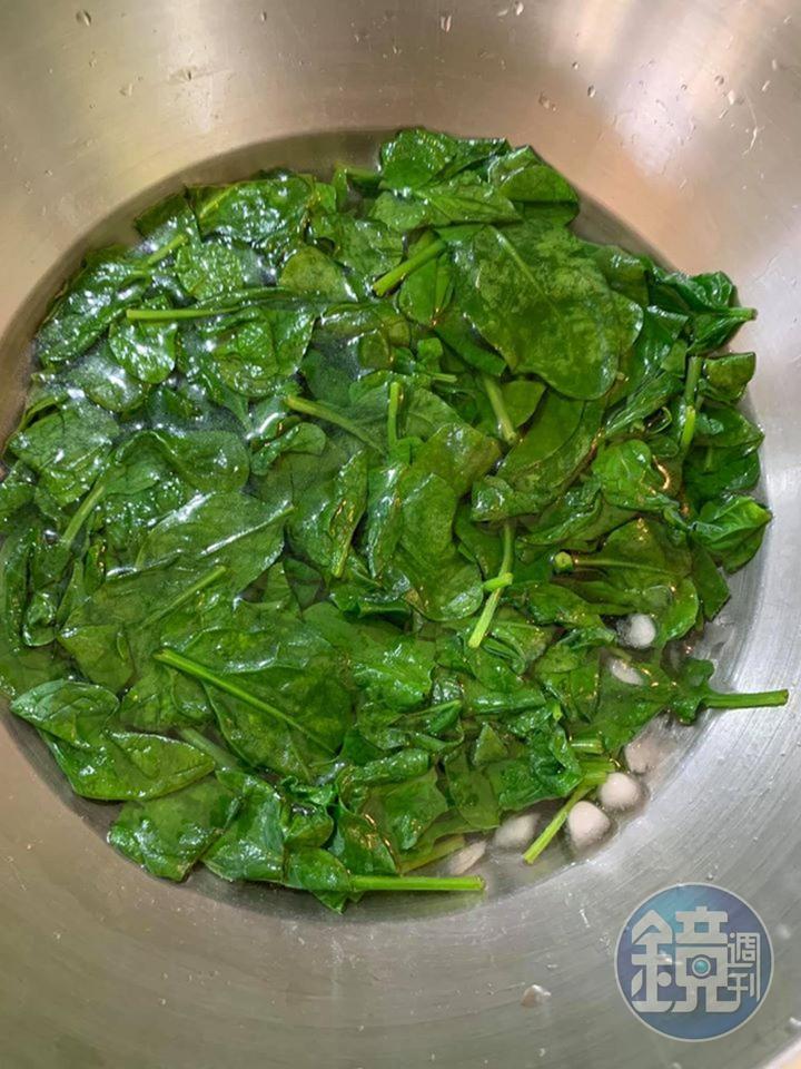 汆燙菠菜，並過冰水。