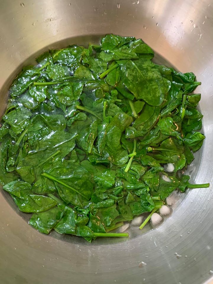 汆燙菠菜，並過冰水。