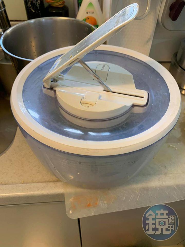 用沙拉離心脫水器，將菠菜脫水