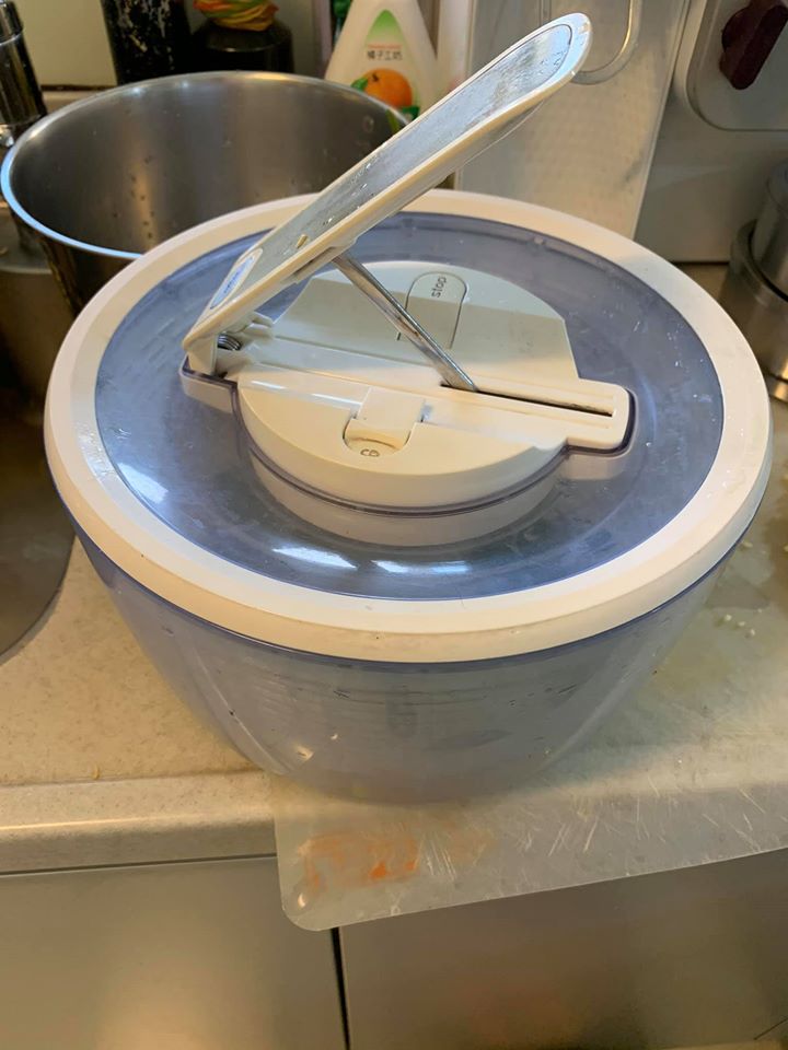 用沙拉離心脫水器，將菠菜脫水