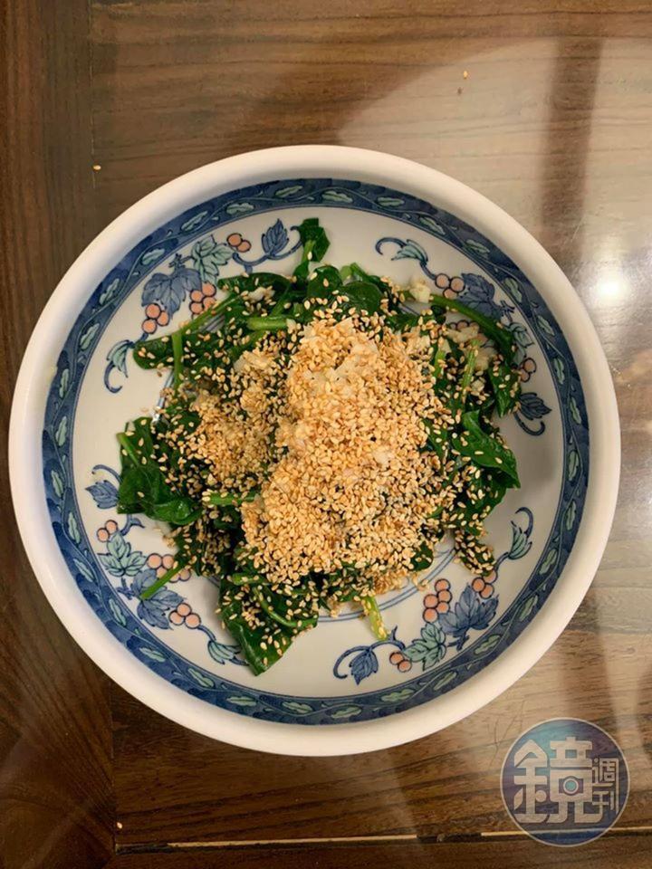 加入麻油、蒜末、魚露、白芝麻拌勻。
