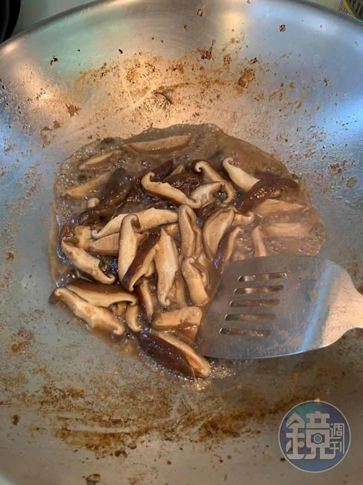 用炒牛肉剩下的湯汁燴香菇。