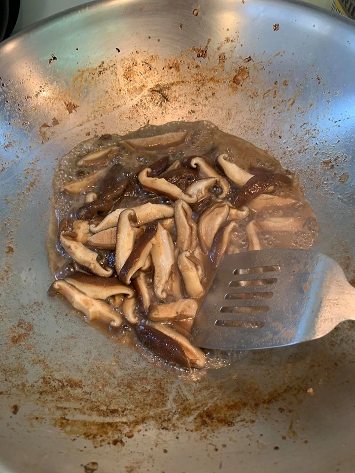 用炒牛肉剩下的湯汁燴香菇。