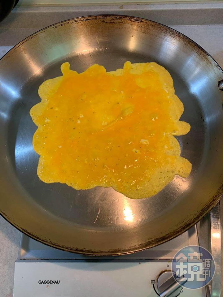 用分離好的蛋黃煎蛋皮。