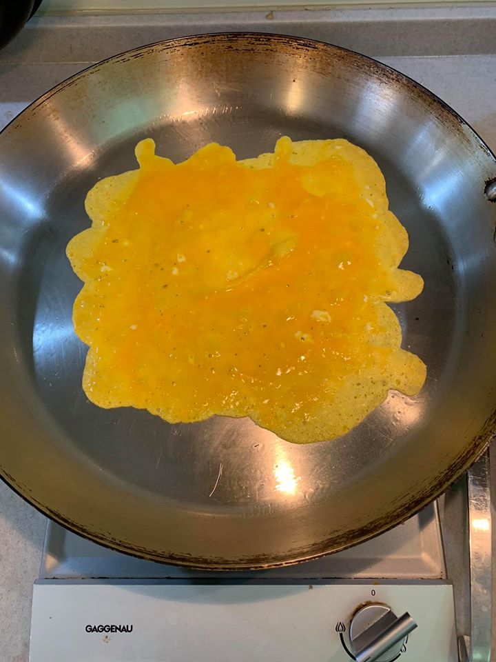 用分離好的蛋黃煎蛋皮。
