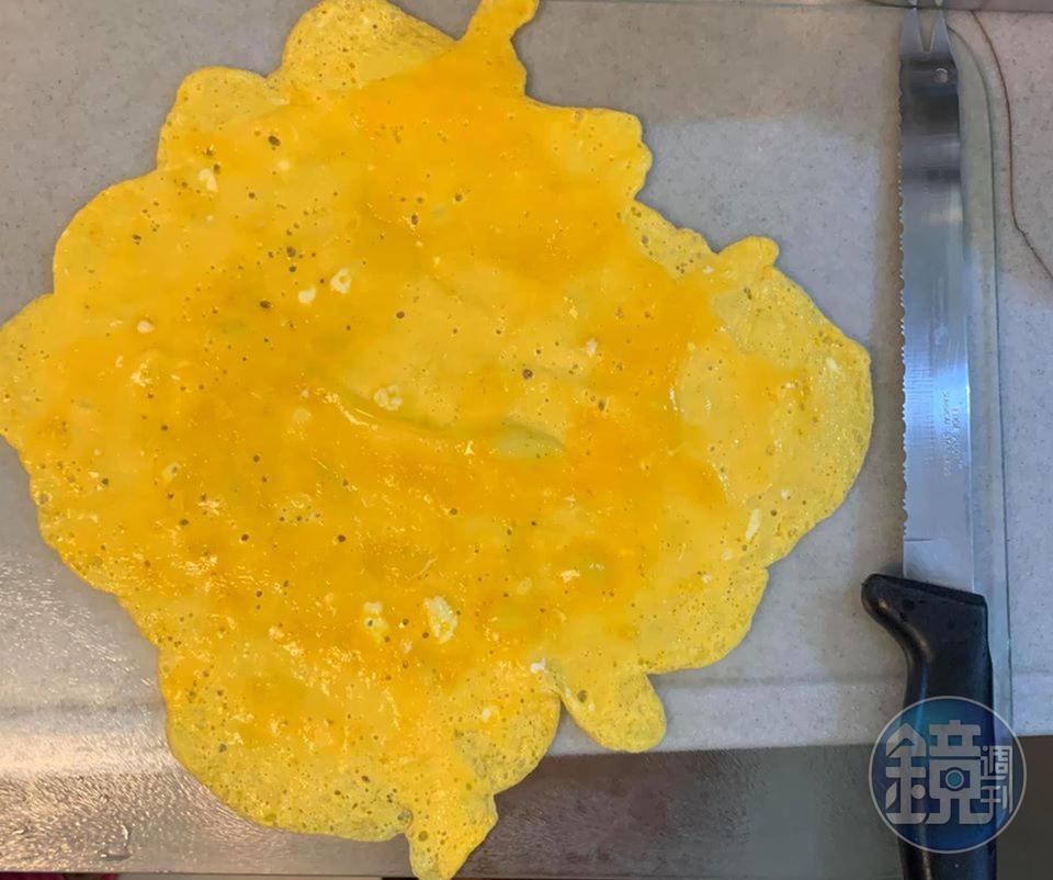 準備切蛋皮。