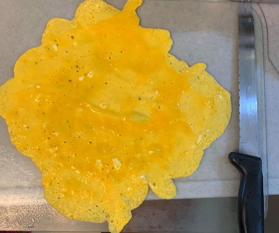 準備切蛋皮。