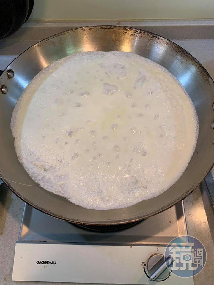 蛋白液入鍋煎蛋皮。