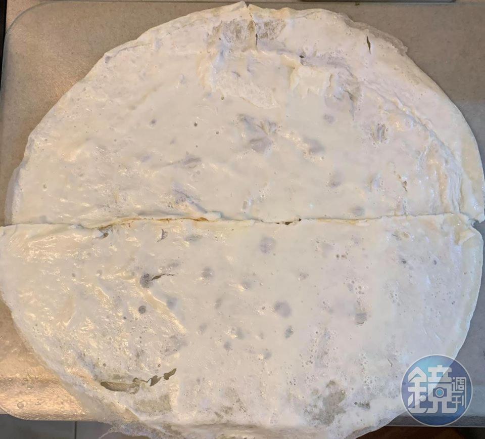 準備切蛋皮。