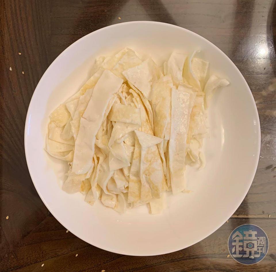 白蛋皮切好備用。