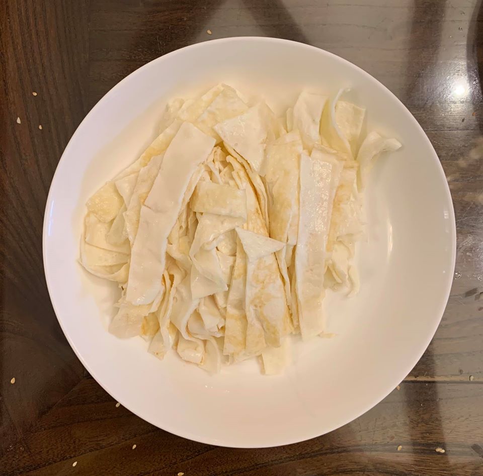 白蛋皮切好備用。