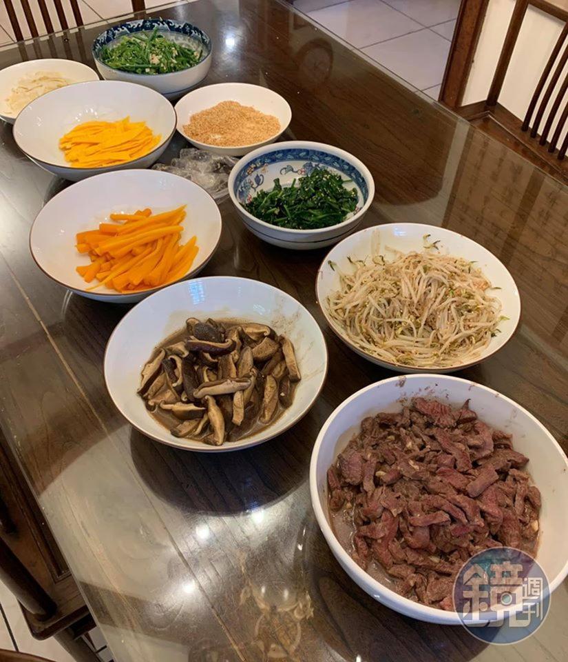 準備好的配菜全部上桌。