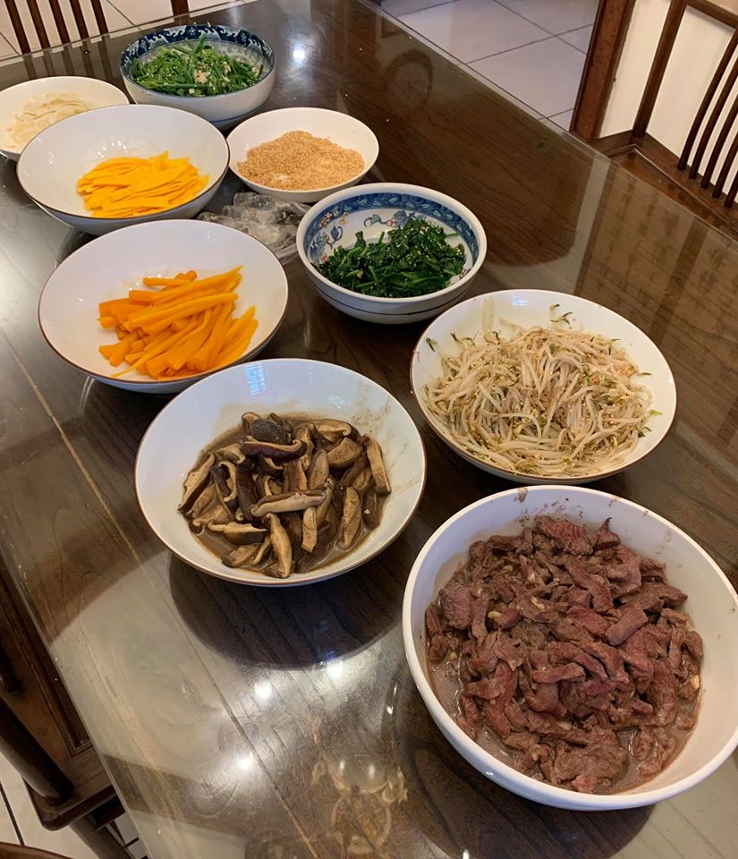 準備好的配菜全部上桌。