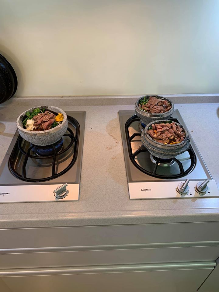 三個爐火，剛好烹調三碗石鍋拌飯。