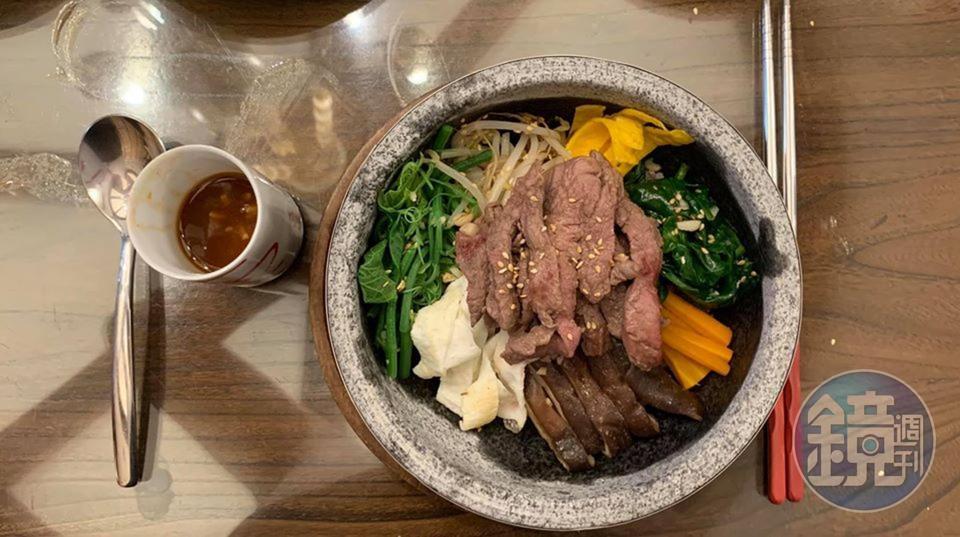 韓國石鍋拌飯，醬汁準備一小杯就夠了。