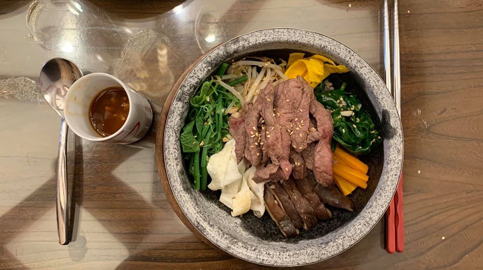 韓國石鍋拌飯，醬汁準備一小杯就夠了。