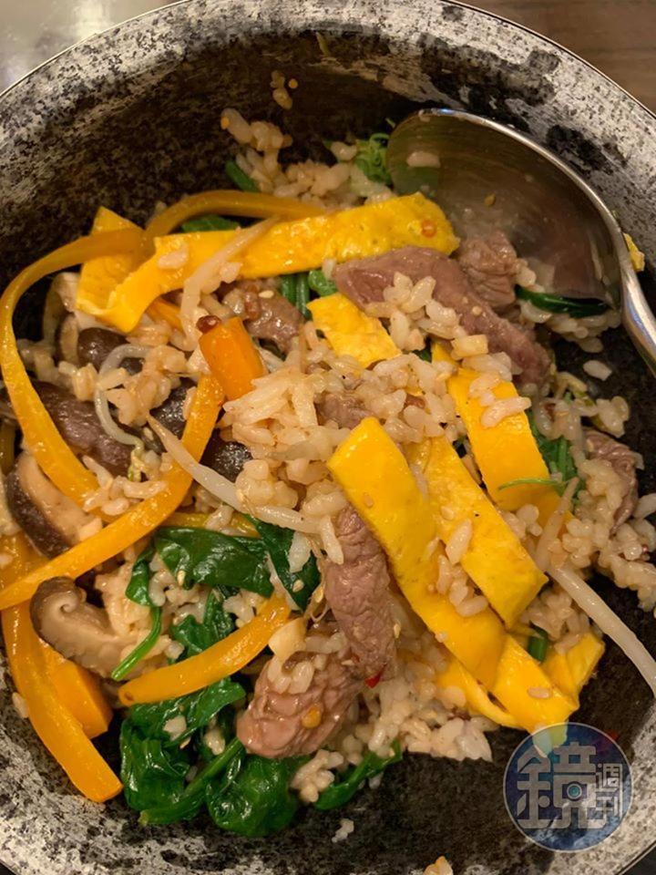 用力拌飯，把所有精心擺盤的食材混成一團。不美了，但真好吃。